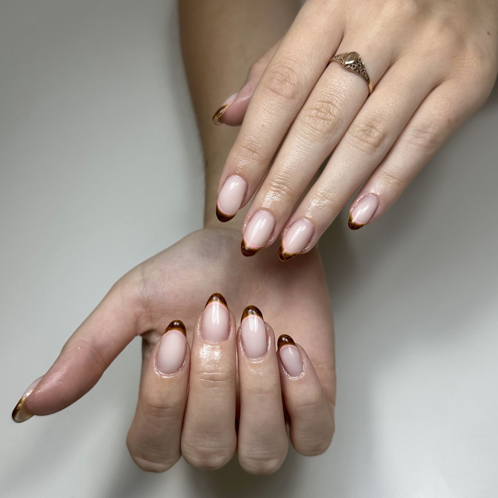 Nude amandelnagels met bruine French tips