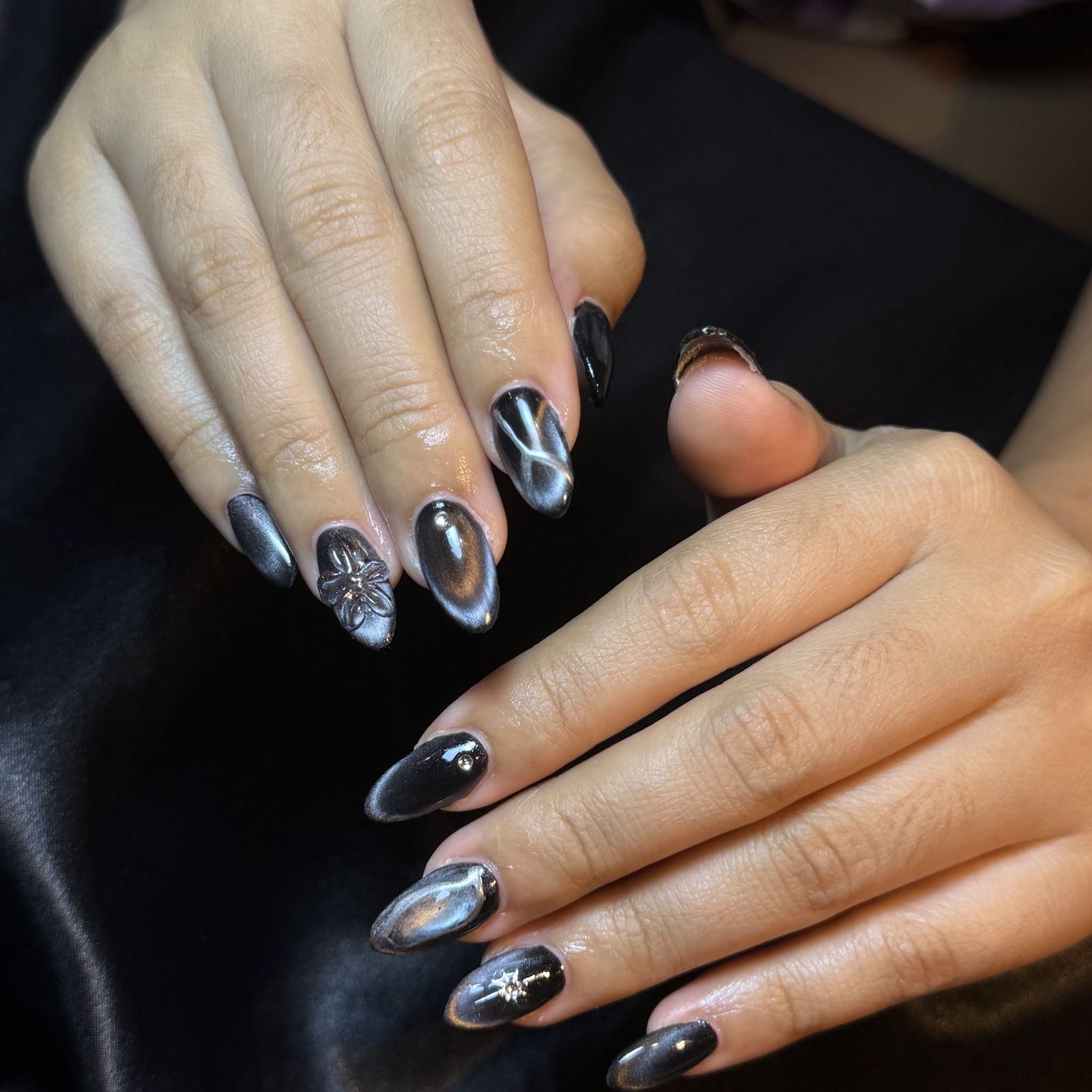 Zwarte chrome en cat eye amandelnagels met zilveren lijntjes