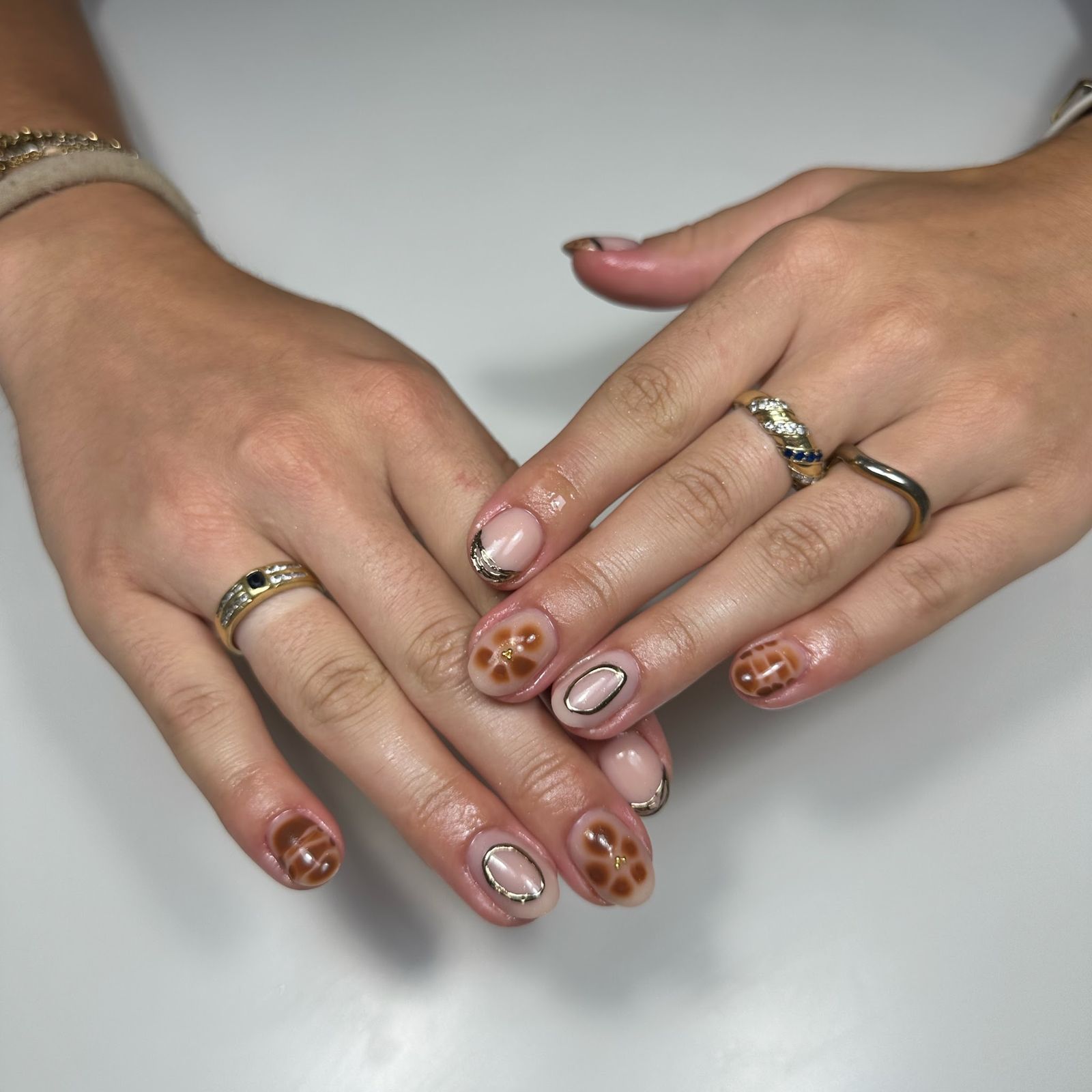 Korte nagels met bruin schildpaddessin en chrome randjes
