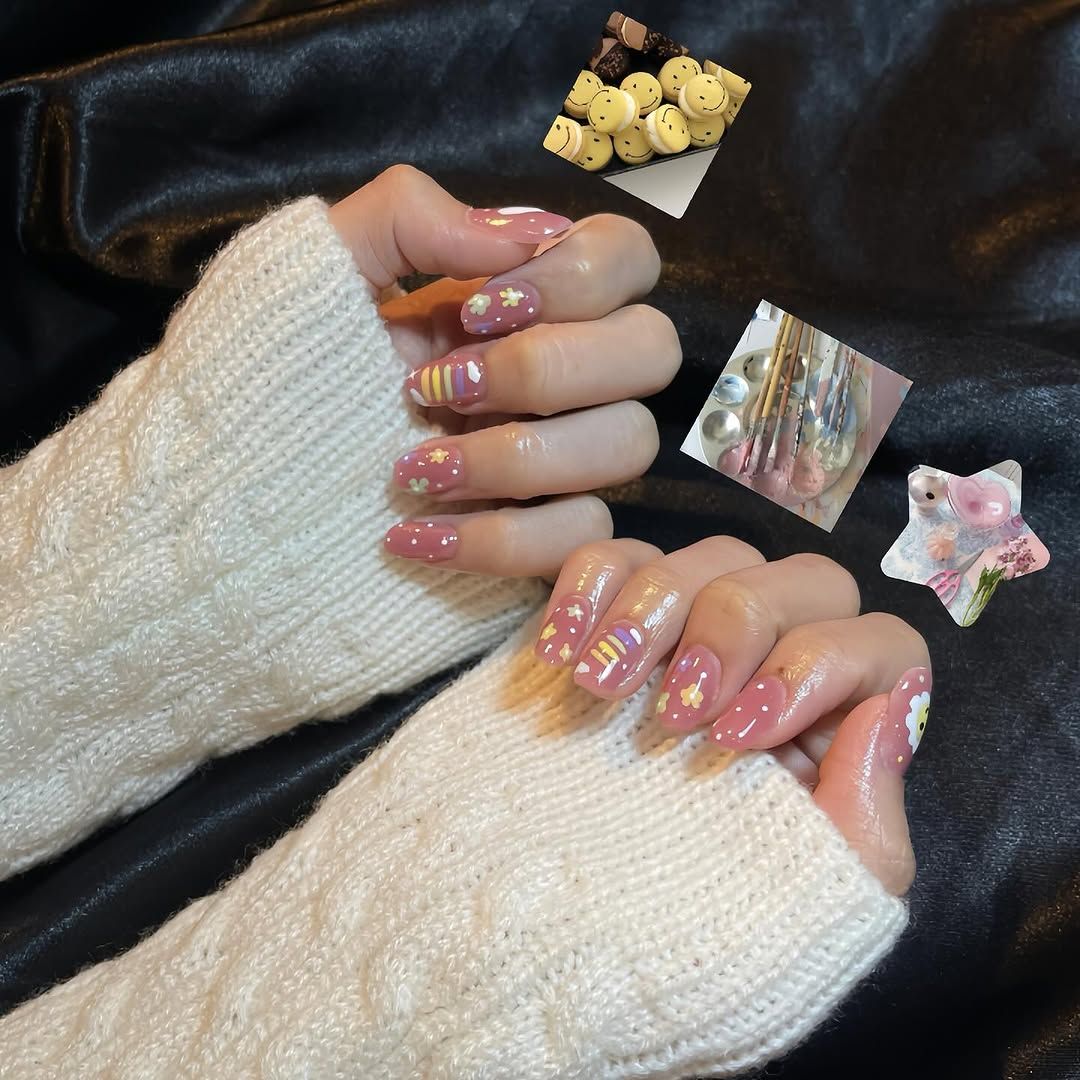 Roze nagels met 3D-bedels, naast zakjes met nageldecoratie