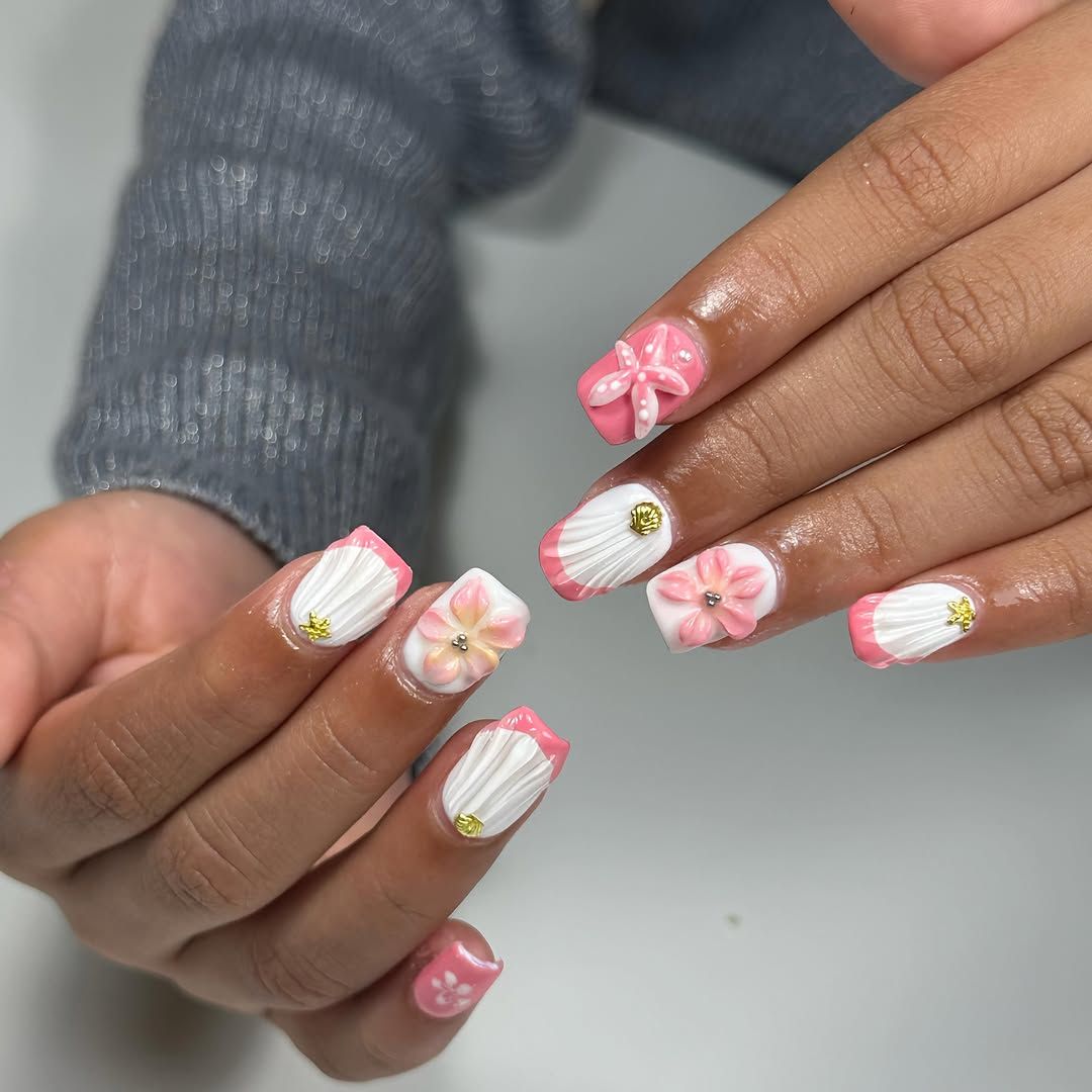 Kindernagels met roze 3D-bloemen en witte schelptips