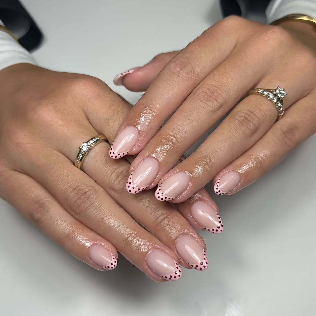 Nude amandelnagels met French tips van stipjes