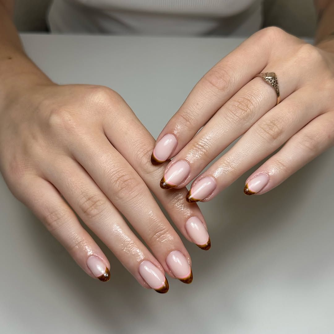 Bruine French tips op amandelnagels