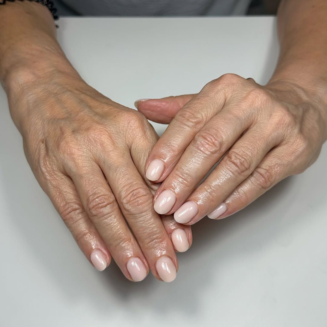 Doorschijnend nude op natuurlijke nagels