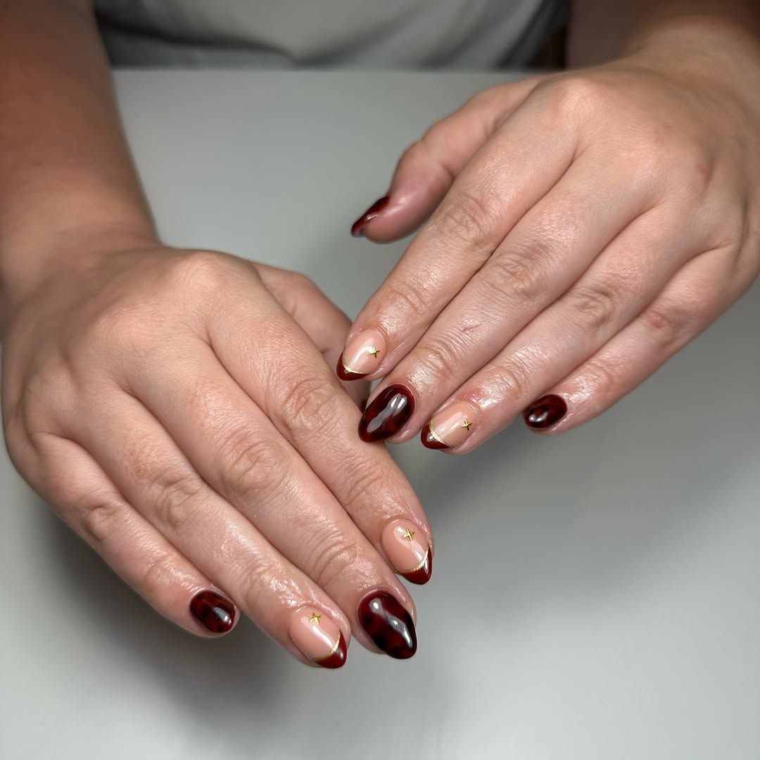 Donkere kersenrode nagels gemengd met French