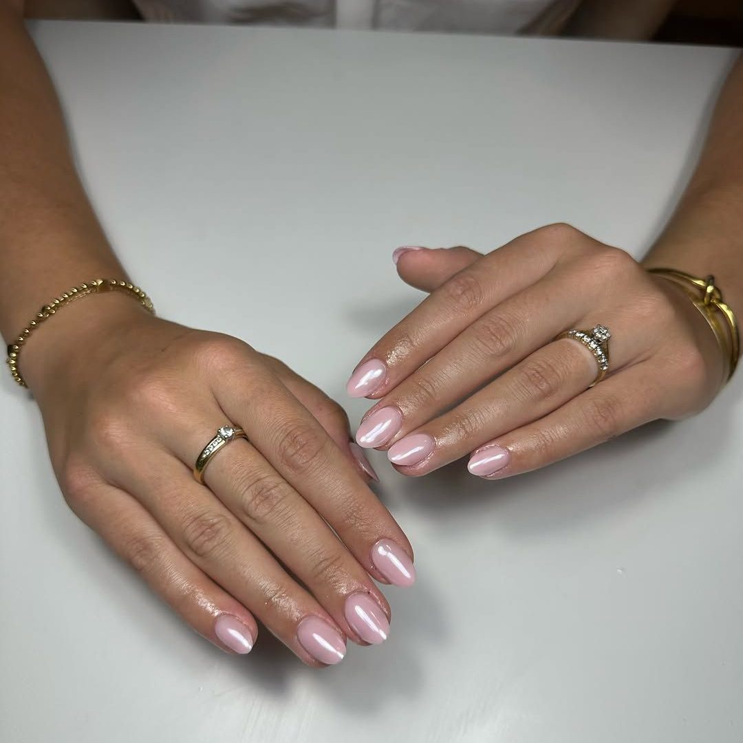 Lichtroze melkachtige amandelnagels