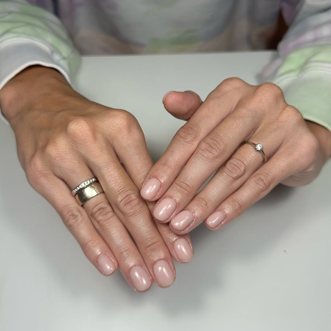 Natuurlijk nude op korte nagels