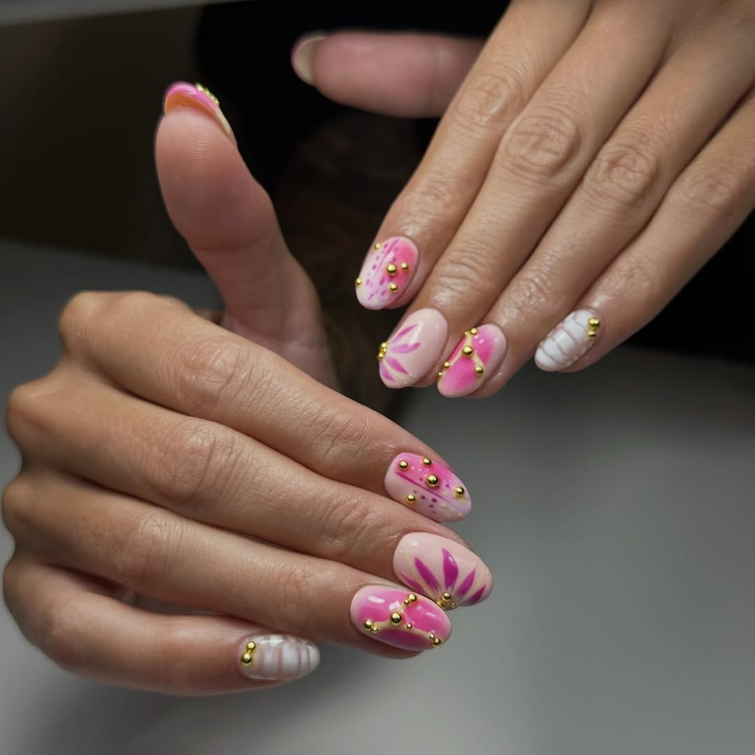 Roze ombré met gouden studs en geschilderde bloemen