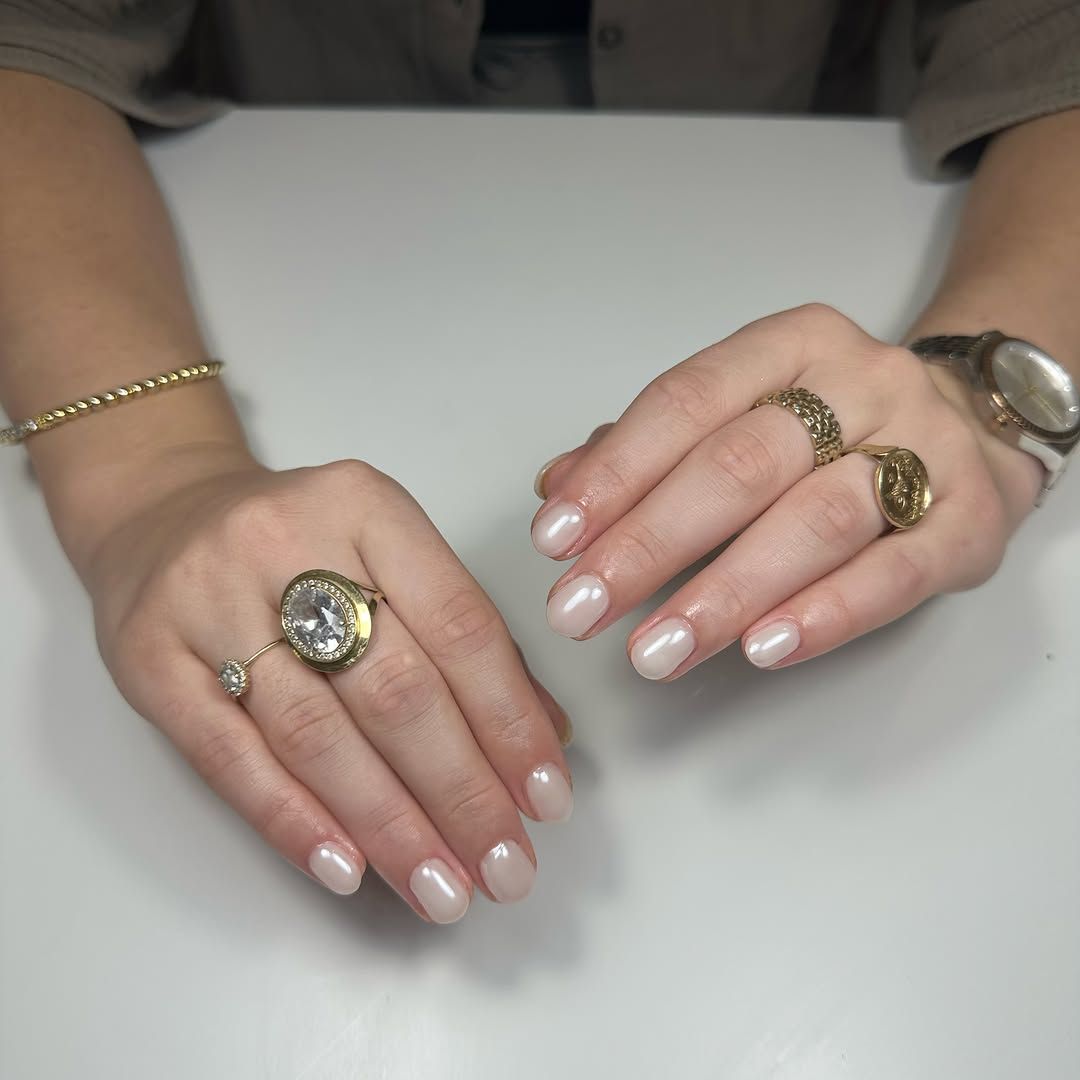 Melkachtig nude op natuurlijke nagels
