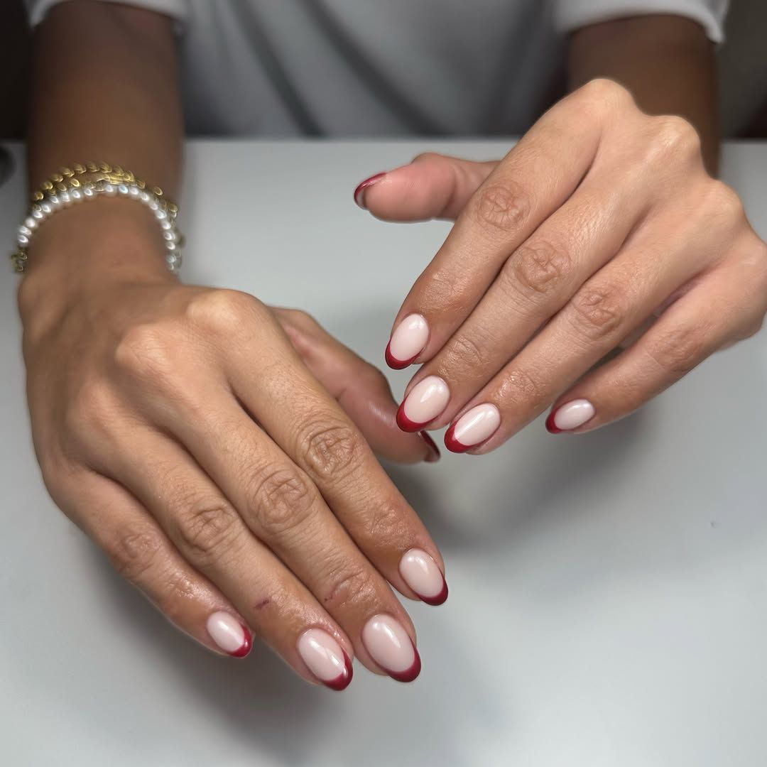 Nude nagels met rode French tips