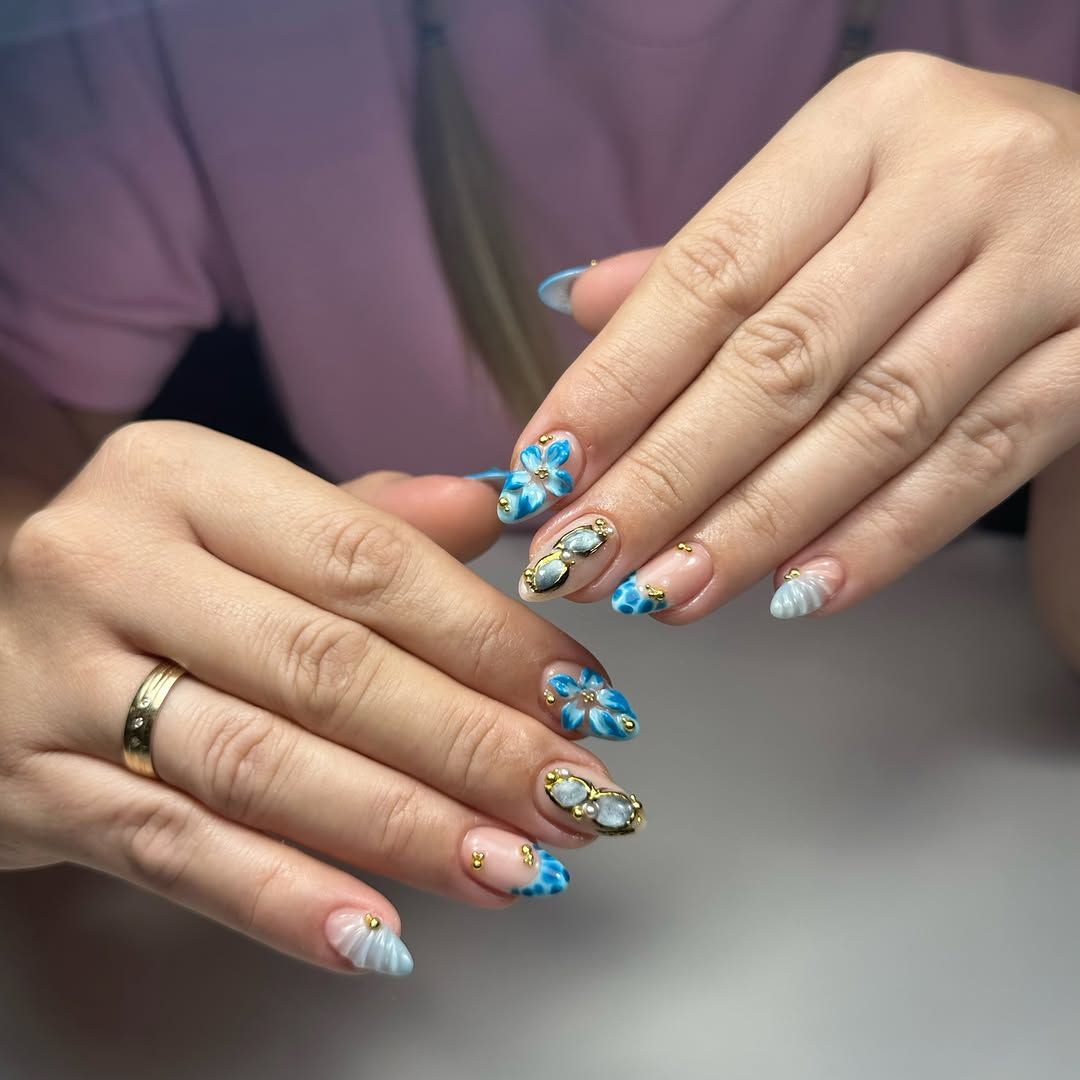 Blauwe 3D-bloemen met gouden chrome en blauw gestreepte tips