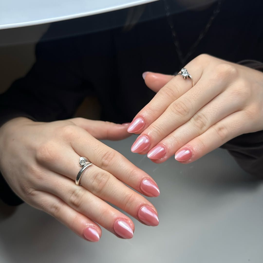 Roze chrome op amandelnagels